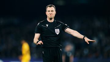 NAPLES, ITALY - FEBRUARY 21: Referee Felix Zwayer gestures during the UEFA Champions League 2023/24 round of 16 first leg match between SSC Napoli and FC Barcelona at Stadio Diego Armando Maradona on February 21, 2024 in Naples, Italy. (Photo by Matteo Ciambelli / DeFodi Images via Getty Images)