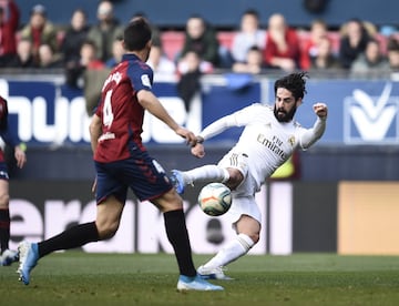 El jugador del Real Madrid, Isco, marca el 1-1 al Osasuna. 