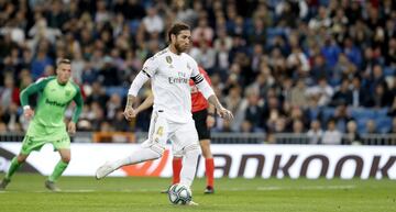 3-0. Sergio Ramos marcó el tercer gol tras lanzar por segunda vez el penalti que revisó el VAR.