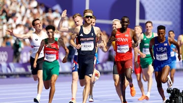 Saint-denis (France), 02/08/2024.- Josh Kerr (C) of Great Britain wins his heat in the Men 1500m in the Athletics competitions in the Paris 2024 Olympic Games, at the Stade de France stadium in Saint Denis, France, 02 August 2024. (1500 metros, 1500 metros, Francia, Gran Bretaña, Reino Unido) EFE/EPA/FRANCK ROBICHON