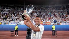 El exjugador del Real Madrid Casemiro celebra la Supercopa de Europa tras vencer al Eintracht de Frankfurt.