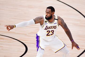 LeBron comienza su temporada número 18 en la NBA. Y lo hará en Los Angeles Lakers, con quien ha renovado hasta 2023. El alero es uno de los tres mejores jugadores de todos los tiempos y parece no tener fin. Pasan los años y ahí sigue, dominando la NBA con puño de acero. Los números hablan por sí solos: cuatro anillos, el último, el pasado curso en la burbuja de Walt Disney en Orlando (Florida). Ha conquistado cuatro MVPs de la temporada regular y otros tantos de las Finales. Esta campaña presenta de nuevo su candidatura para el MVP y para alcanzar, otra vez, el campeonato.