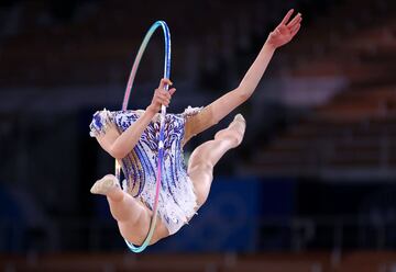 Chisaki Oiwa realiza uno de sus ejercicios en la ronda de clasificación de gimnasia rítmica.