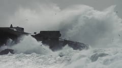 El temporal Emma bate récords y arrasa playas como las de Tarifa