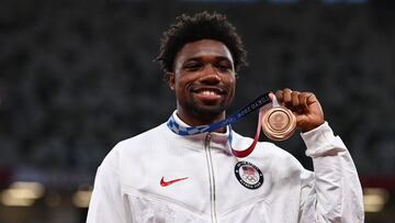 Tokyo 2020 Olympics - Athletics - Men&#039;s 200m - Medal Ceremony - Olympic Stadium, Tokyo, Japan - August 5, 2021. Bronze medallist, Noah Lyles of the United States celebrates on the podium REUTERS/Dylan Martinez