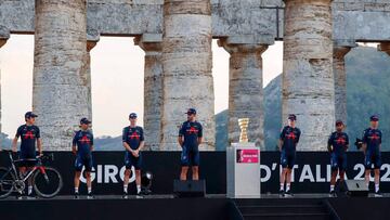 Team Ineos rider Great Britain's Geraint Thomas (L) and teammates pose on stage at the Doric Temple of Segesta, near Palermo, Sicily, on October 1, 2020 during an opening ceremony of presentation of participating teams and riders, two days ahead of the departure of the Giro d'Italia 2020 cycling race. (Photo by Luca Bettini / AFP)