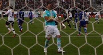 El 2012 y con Sampaoli como DT de la U, Colo Colo derrotó por 1-0 a los azules con gol de Carlos Muñoz. Sin embargo, lo más llamativo fue el festejo de Francisco Prieto a la barra estudiantil, que le hizo un gesto de "te paseo". 