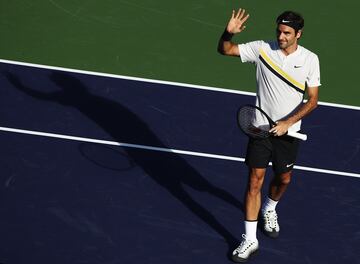 Nadie hab¨ªa estado tanto tiempo en el trono del tenis hasta que Djokovic lo consigui¨® el 8 de marzo de 2021. El suizo se abalanz¨® sobre Andy Roddick el 2 de febrero de 2004 y ya nadie le baj¨® de ah¨ª en 237 semanas, un r¨¦cord casi imposible de superar. Con 20 Grand Slams, que adornan un palmar¨¦s que cuenta con 103 t¨ªtulos, Federer alcanz¨® las 310 semanas, la anterior mejor marca, el 18 de junio de 2018.