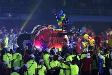 A las 8 de la noche comenzó la clausura de las justas que estuvo marcada por tres aspectos. La entrega de la próxima edición de los Juegos a Panamá que será la próxima sede, la muestra del Carnaval de Barranquilla y el concierto de Silvestre Dangond.