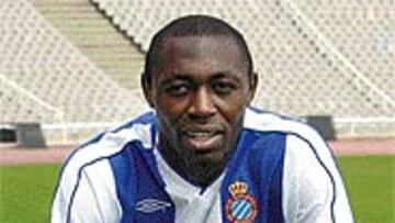 Ciryl Domoraud. Espanyol. 31 años. Procede del Milán. Costamarfileño. Llega cedido por una temporada. Defensa. Mide 1,80 metros. Capitán de Costa de Marfil.