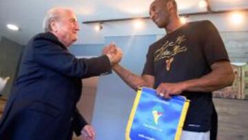 Kobe Bryant junto al presidente de la FIFA, Joseph Blatter.