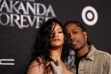 La cantante nacida en Saint Michael (Barbados) acudió junto al rapero A$AP Rocky a la premier de la película Black Panther: Wakanda Forever.