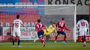 Álvaro Fernández le detuvo así el penalti a Chema Moreno en Olot.