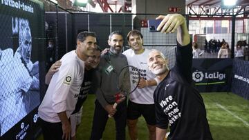 Hierro y Morientes de blanco, junto con Fernando Sanz en el centro, posan con los tenistas Álex Corretja y Alberto Berasategui.
