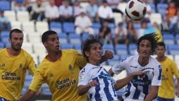 <b>LUCHA. </b>Pablo Sánchez, el '9' albiazul, tuvo dos claras ocasiones de gol, pero se encontró con el acierto de Barbosa.