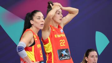 Cristina Ouvi?a y Mar赤a Conde, jugadoras de la Selecci車n espa?ola, durante el partido del Eurobasket ante Letonia.