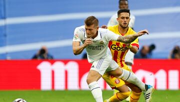 MADRID, 30/10/2022.- El centrocampista alemán del Real Madrid Toni Kroos y el centrocampista del Girona, Yan Couto (d) durante el partido de LaLiga de fútbol de Primera División disputado este domingo en el estadio Santigo Bernabéu, en Madrid. EFE/Sergio Pérez
