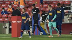 Los jugadores del Barcelona saltaron al terreno de juego con una camiseta en apoyo a Unzue. El exportero anunció recientemente que padece ELA.
 