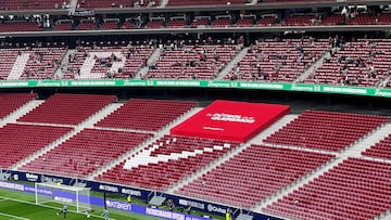 Pancarta de la campaña de We Love Football del Atlético en el fondo sur del Metropolitano en el Atlético-Leganés.