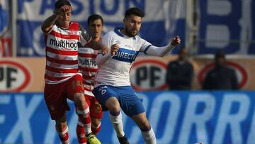 F&Atilde;&ordm;tbol, Universidad Catolica vs Curico.
 Campeonato de transici&Atilde;&sup3;n 2017.
 El jugador de Universidad Catolica  Cesar Fuentes, derecha, juega el bal&Atilde;&sup3;n contra  Curico durante el partido por primera division en el estadio San Carlos de Apoquindo.
 Santiago, Chile.
 26/08/2017
 Marcelo Hernandez/Photosport**********
 
 Football, Universidad Catolica vs Curico.
 Transition championship 2017.
 Universidad Catolica&#039;s player Cesar Fuentes, right, play the ball against Curico during football match for first division at San Carlos de Apoquindo Stadium in Santiago, Chile.
 26/08/2017
 Marcelo Hernandez/Photosport