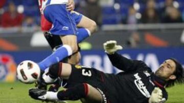 <b>CASI UN ESPECTADOR. </b>Aouate arrasa a Luis García, antes de que el Espanyol desapareciera en ataque.