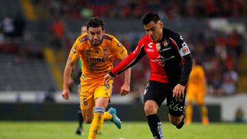 AME562. GUADALAJARA (MÉXICO), 18/05/2022.- Aldo Rocha (d) de Atlas disputa el balón con Juan Vigón (i) de Tigres hoy, durante el partido de ida de la semifinal del torneo clausura 2022 del fútbol mexicano en el Estadio Jalisco, en Guadalajara, Jalisco (México). EFE/ Francisco Guasco