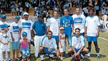 <b>CON SU GENTE</B>. Valdo, con el equipo de Cabo Verde en el Mundialito.