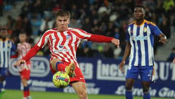 PONFERRADA, 14/12/2022.- El mediocentro del Atlético de Madrid Pablo Barrios (i) controla una posesión durante un encuentro amistoso entre la Ponferradina y el Atlético de Madrid disputado este miércoles en El Estadio "El Toralín" de Ponferrada. EFE/ Ana F. Barredo