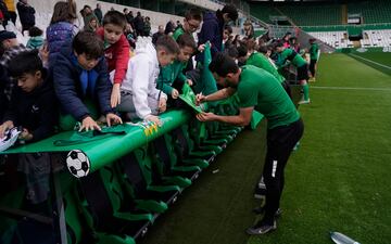 Jugadores del Racing firmando autógrafos a término del entrenamiento en El Sardinero.