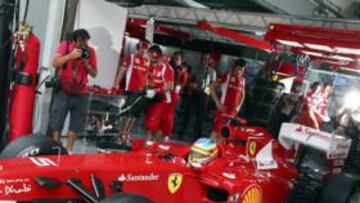 <b>PRIMER ASALTO. </b>Alonso, en la imagen al salir a la pista de Sepang para los entrenamientos libres, confía en que el Ferrari ofrezca mejor rendimiento en la calificación.