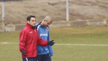 El t&eacute;cnico zaragocista charla con Aranda.