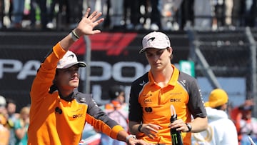 Lando Norris y Oscar Piastri saludan a la grada en el GP de México.