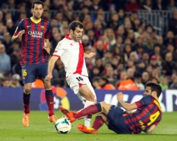 El centrocampista del Rayo Vallecano Roberto Trashorras (c) lucha el balón con Cesc Fábregas, del FC Barcelona, durante el partido, correspondiente a la vigésimo cuarta jornada de Liga en Primera División
