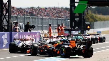 Coches de F1, en el pit-lane de Suzuka.