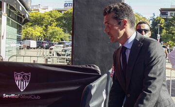 Guillermo Amor, ex-jugador y responsable del ftbol formativo y profesional del F.C Barcelona, en la capilla ardiente de Jos Antonio Reyes en el estadio Snchez Pizjun.