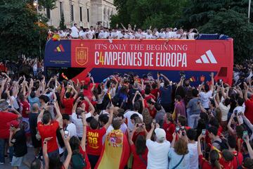 Los jugadores de la selección española celebran con los miles de aficionados que invaden las calles de Madrid el título de campeones de Europa.