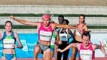 <b>SOBRE LA RÍA. </b>Marta Domínguez (centro) en el paso por una ría de los 3.000 metros obstáculos.