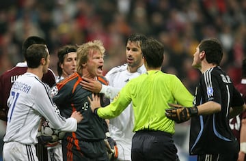 Oliver Kahn and Casillas indulge in a spot of handbags during a 2007 Champions League game. Bayern won 2-1.