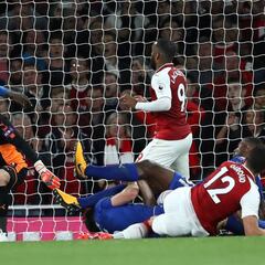 Arsenal sufrió sin Alexis para imponerse al Leicester
