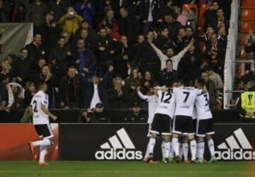 Los jugadores celebran el 1-0 de Santi Mina.