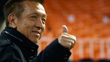 VALENCIA, SPAIN - MARCH 13: Owner of Valencia CF Peter Lim greets the fans prior to the start of the La Liga match between Valencia CF and RC Deportivo de La Coruna at Estadi de Mestalla on March 13, 2015 in Valencia, Spain. (Photo by Manuel Queimadelos Alonso/Getty Images)
PUBLICADA 19/03/21 NA MA19 1COL