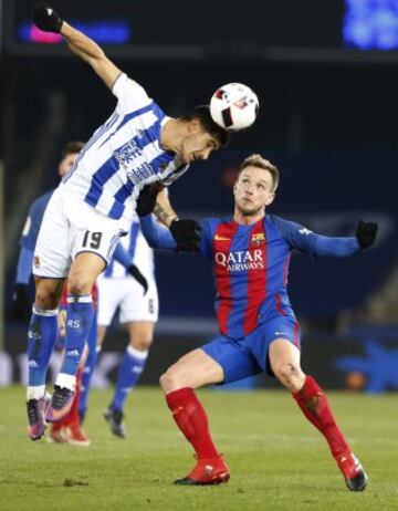 El defensa de la Real Sociedad Yuri Berchiche  remata de cabeza ante el el centrocampista del FC Barcelona Ivan Rakitic