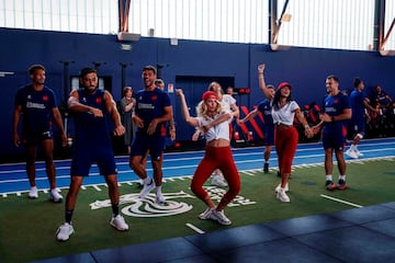 Los jugadores de la selecci¨®n francesa de rugby a siete Jordan Sepho, Rayan Rebbadj, Antoine Zeghdar y Paulin Riva se lo pasan en grande tomando clases de danza de la mano de las bailarinas del Moulin Rouge. El original entrenamiento tuvo lugar en el Centro Nacional de Rugby en Marcoussis como preparaci¨®n para los Juegos Ol¨ªmpicos.