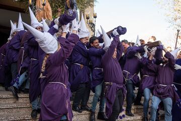 Varias nazarenos sacan el paso de Jesús Orando en el Huerto  durante la procesión del Silencio en el Miércoles Santo en Cuenca, a 5 de abril de 2023, en Cuenca, Castilla-La Mancha (España). Las Venerables Hermandades de Nuestro Padre Jesús Orando en el Huerto y del Prendimiento salen de la Iglesia Parroquial de San Esteban para representar los episodios de la Pasión del Redentor. En la parroquia de El Salvador se incorpora al cortejo la Venerable Hermandad de Nuestra Señora de la Amargura con San Juan Apóstol. Desde la Iglesia de San Pedro, se incorporan tres cofradías más, las hermandades de San Pedro Apóstol, la Negación de San Pedro y Santísisimo Ecce Homo. Por último, se une para encabezar el descenso, la Venerable Hermandad de la Santa Cena. Todas las cofradías que desfilan durante el día de hoy tienen el capuz blanco excepto la de San Pedro que cambia a encarnado.