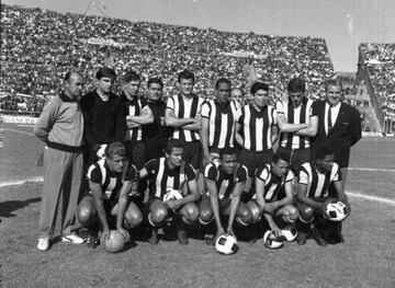 El sorprendente Real Madrid de los ye-yés, con once españoles en sus filas, conquistó en Bruselas la Sexta derrotando al Partizán (2-1, con goles de Amancio y de Serena) en 1966. En el mes de octubre viajó a Montevideo y fue derrotado en el estadio Centenario por un Peñarol que también había sufrido una profunda modificación en su plantilla. Las nuevas figuras eran Mazurkiewicz (portero) y los delanteros Pedro Rocha, Spencer y Joya. Dos goles del ecuatoriano Spencer marcaron la diferencia en la capital uruguaya. Dos semanas después se esperaba en el Bernabéu una victoria merengue que diese paso al partido de desempate. No pudo ser. La superioridad aurinegra fue clara y se concretó en dos nuevos goles de Rocha y Spencer. Peñarol se sacaba la espina de 1960