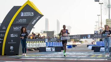 El keniano Reuben Kiprop Kypiego cruza la meta como ganador del Maratón de Abu Dabi.