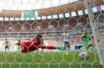 Gol anulado a Emmanuel Emenike para Nigeria por fuera de juego. 