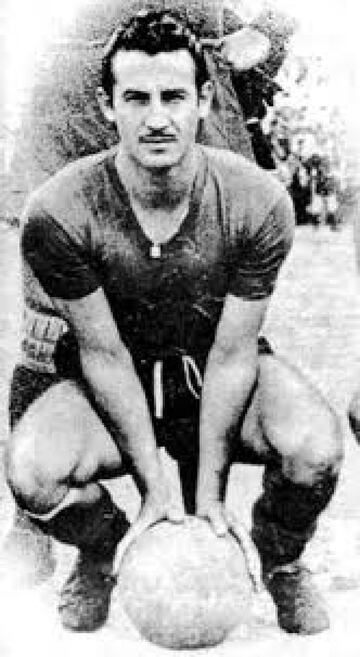 El famoso Pirata jugó para el Aurrera y Marte en México y tras el fracaso premundialista en Italia 1934, el veracruzano se quedó a jugar con el Racing de Santander de España, siendo el primer futbolista azteca que militó en el Viejo Continente