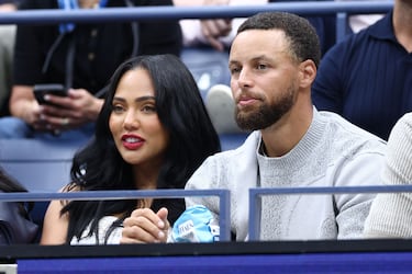 Stephen Curry y Ayesha Curry asisten a la final individual masculina de tenis entre el italiano Jannik Sinner y el español Carlos Alcaraz.