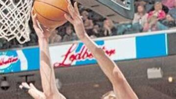 <b>MUCHO DAÑO. </b>Gasol anota pese a la oposición de Carlos Boozer.